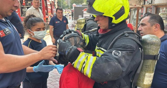 Bolu'da 5 katlı apartmanda yangın çıktı: 1'i çocuk 2 kişi dumanlar arasından kurtarıldı