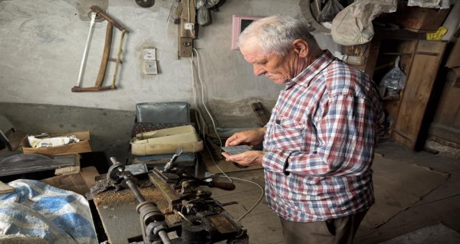 Bolu’da 50 yıldır manda boynuzundan tarak yapıyor