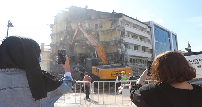 Bolu’da, 60 yıllık otelin yıkılışı büyük ilgi gördü