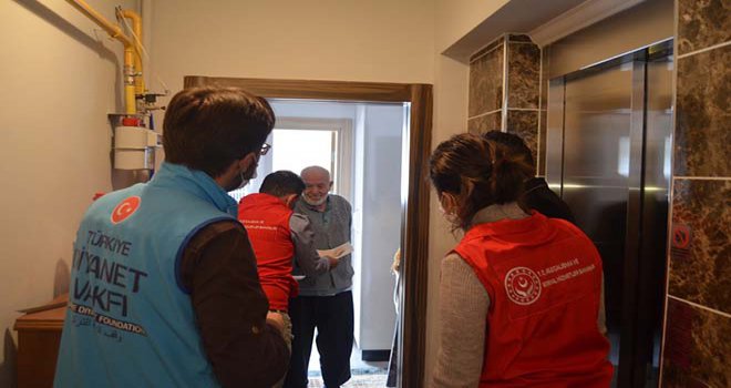 Bolu’da, 65 yaş üstü vatandaşların ihtiyacını gönüllüler evlerine götürüyor