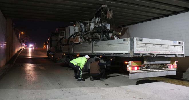 Bolu’da alt geçide sıkışan tır lastiklerinin havası indirilerek kurtarıldı
