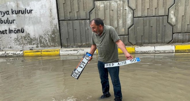 Bolu’da altgeçitler göle döndü: Suyun içinde dakikalarca plakasını aradı
