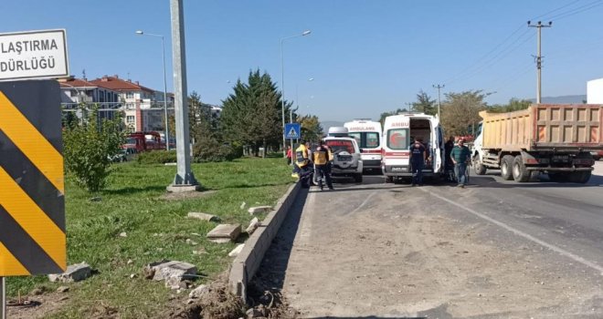 Bolu'da ambulans otomobille çarpıştı.......