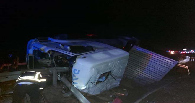 Bolu’da bariyerlere çarpan balık yüklü tır devrildi: 1 yaralı