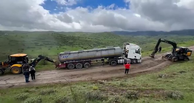 Bolu'da bayram trafiğinden kaçan tır ve kamyonlar köy yolunda çamura saplandı