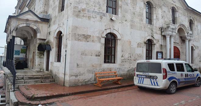 Bolu’da, camiye giremeyen vatandaşlar kapıda namaz kıldı