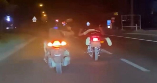 Bolu’da D-100’de motosikletin üstünde yatarak tehlikeli yolculuk yapanlar kamerada