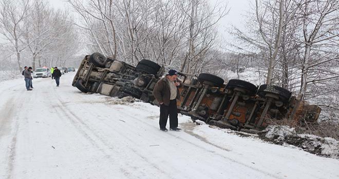Bolu’da devrilen kamyonun sürücüsünü itfaiye kurtardı
