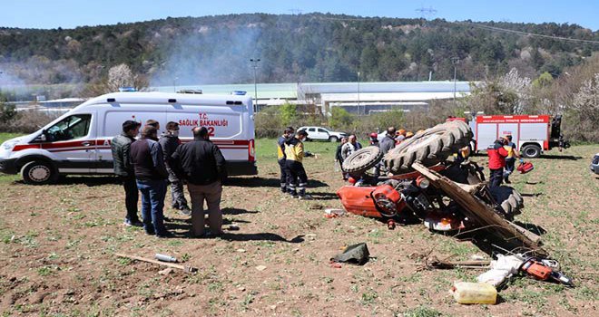 Bolu’da devrilen traktörün sürücüsü son anda yaralı kurtuldu