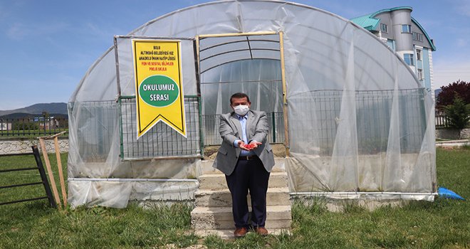 Bolu’da, eğitime verilen arada öğrenciler için yapılan seralarda öğretmenler ekim yapıyor