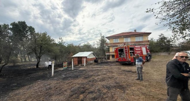 Bolu’da evlerin yanındaki alanda korkutan ot yangını
