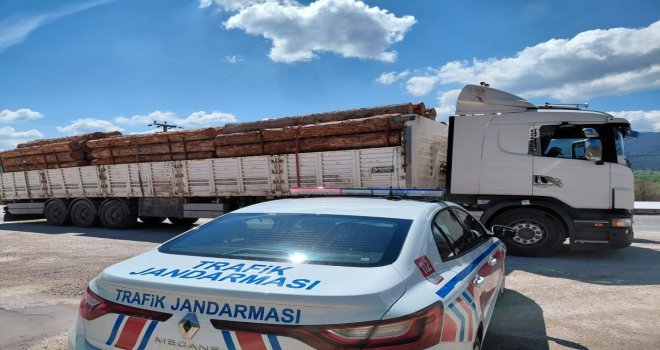 Bolu'da fazla tonajlı tomruk taşıyan kamyon sürücüsüne para cezası kesildi