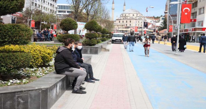 Bolu’da güneşli havayı fırsat bilenler caddeleri doldurdu