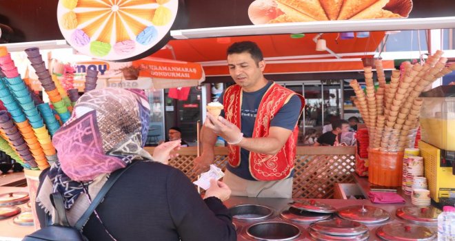 Bolu'da hava sıcaklıklarının artmasıyla dondurma satışları arttı.....