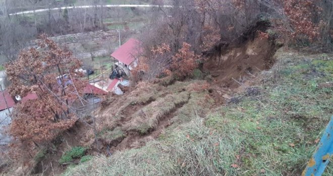 Bolu'da heyelan nedeniyle 3 ev boşaltıldı...