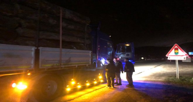 Bolu’da kaçak odun dolu kamyonlar yakalandı...