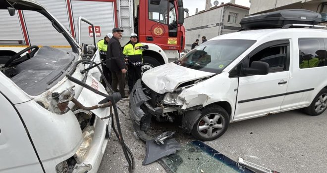 Bolu'da kafa kafaya çarpışan kamyonet ile hafif ticari araçtaki 3 kişi yaralandı