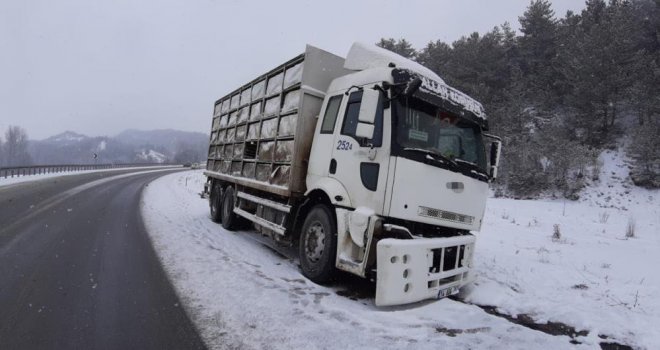Bolu'da kamyon ile hafif ticari araç çarpıştı: 2 yaralı