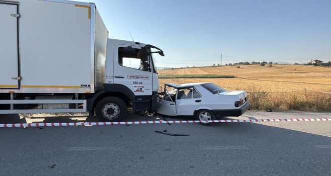 Bolu'da kamyonla çarpışan otomobil  hurdaya döndü: 1'i ağır 2 yaralı.........
