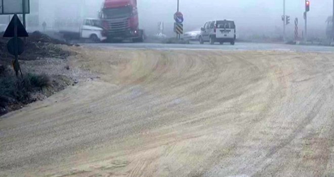 Bolu’da kırmızı ışıkta geçen kamyonet tıra çarptı: 2 yaralı