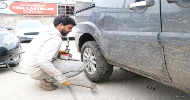 Bolu’da, kış öncesi oto lastikçilerin yoğun mesaisi başladı.....