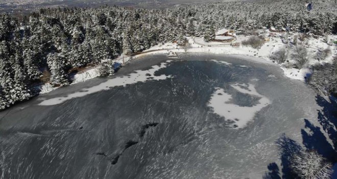 Bolu’da kısıtlamaya saatler kala Gölcük Tabiat Parkı tatilci akınına uğradı