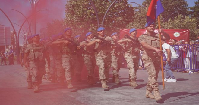 Bolu’da komandolar, Zafer Bayramı’nda caddeyi coşkuyla inletti......