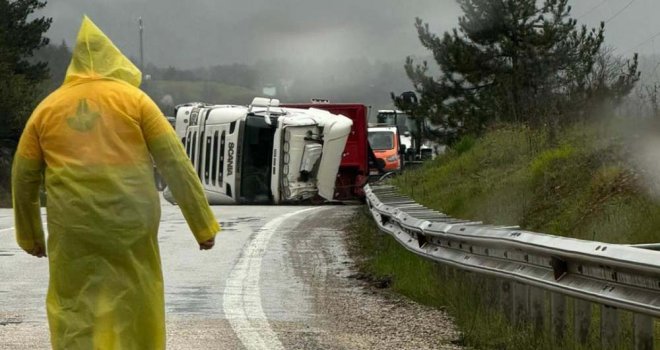 Bolu’da kömür yüklü tır, kayganlaşan yolda devrildi