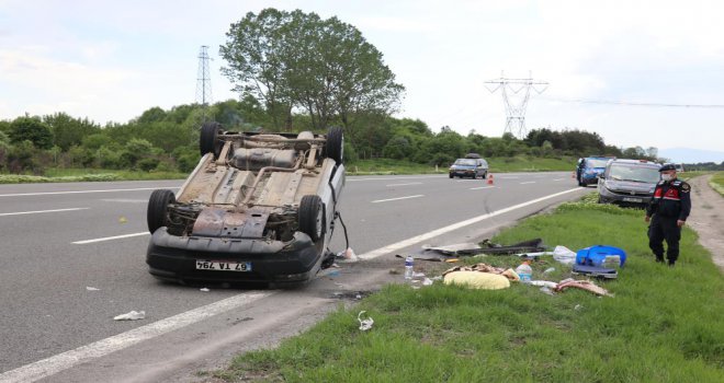 Bolu’da kontrolden çıkan hafif ticari araç takla attı: 3 yaralı