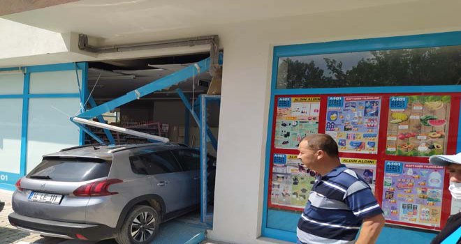 Bolu’da kontrolden çıkan otomobil markete girdi: 3 yaralı