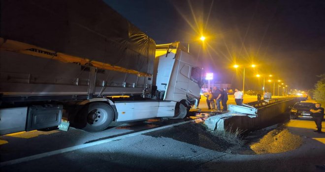 Bolu'da kontrolden çıkan tır bariyerlere çarptı
