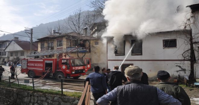 Bolu'da korkutan yangın, alevler yan eve sıçradı