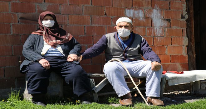 Bolu’da, korona virüsü yenen yaşlı çift yaşadıklarını anlattı