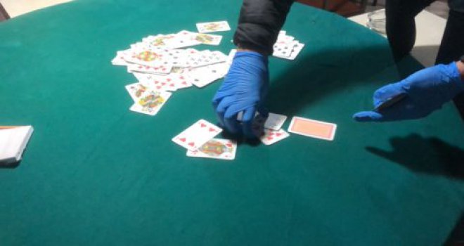 Bolu’da kumarhaneye çevrilen evde 15 kişi suçüstü yakalandı