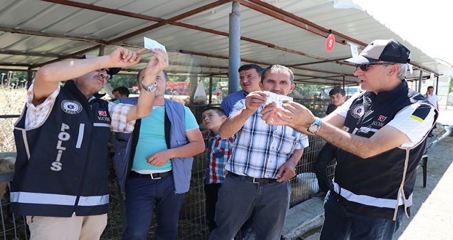 Bolu’da, kurbanlık satanlar sahte paraya karşı uyarıldı