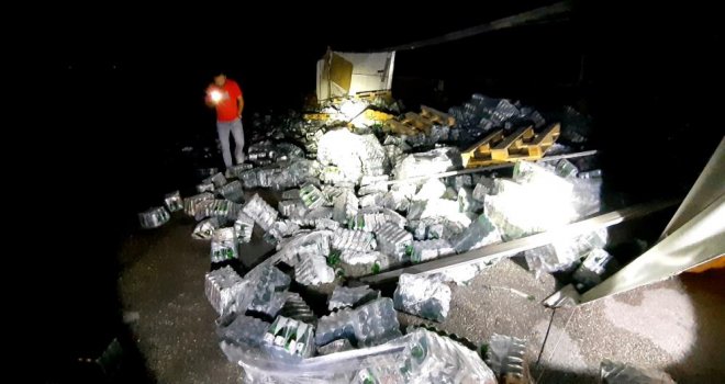 Soda yüklü tır devrildi: Sürücünün burnu bile kanamadı