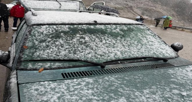 Bolu'da mevsimin ilk karı Yedigöller yoluna düştü: Zirve beyaza büründü
