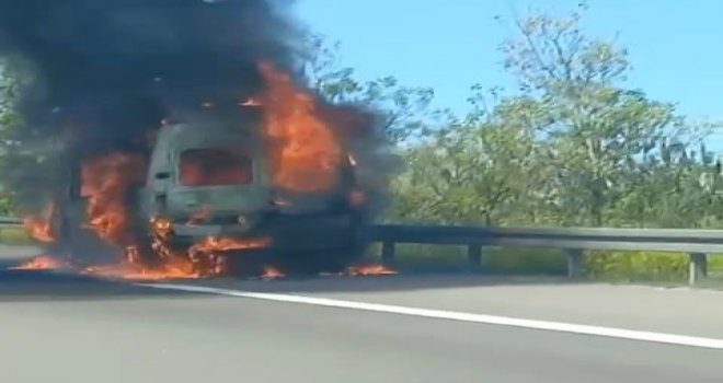 Bolu’da minibüs alev topuna döndü......