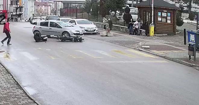 Bolu’da motosikletin otomobile çarpma anı güvenlik kamerasında