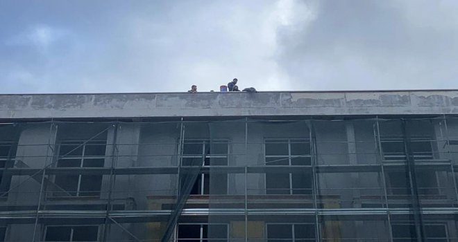 Bolu'da okul inşaatında işçiler parasını alamayınca çatıya çıktı...