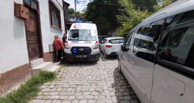 Bolu'da park edilen araçlardan ambulans sokağa giremedi: Sağlık ekipleri hastaya yürümek zorunda kaldı