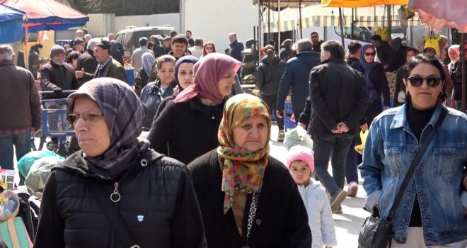 Bolu'da pazar tezgahları bayram şekerleriyle renklendi