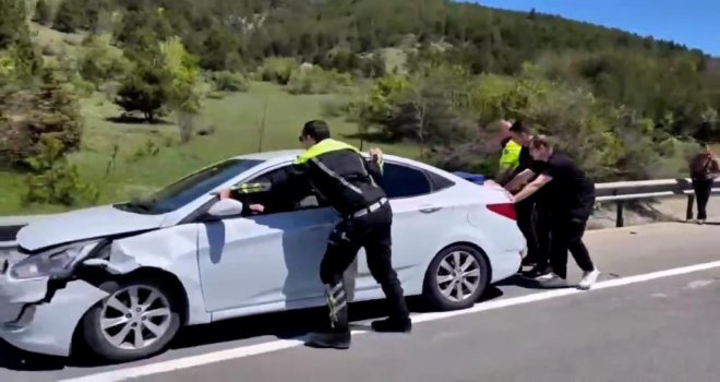 Bolu'da polis ekipleri kaza yapan aracı iterek trafiği rahatlattı......