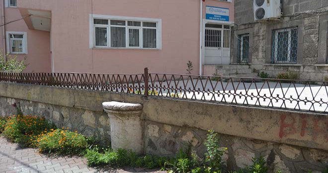 Bolu’da, Roma döneminden kalma mezar taşının cami inşaatında kullanılması tepki çekiyor