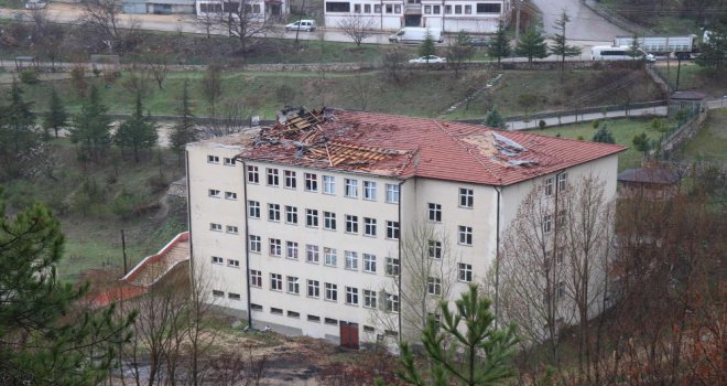 Bolu’da, saatte 106 kilometreyle esen rüzgar çatıları uçurdu