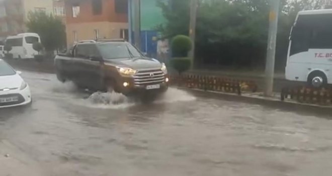 Bolu’da sağanak hayatı felç etti: Sokaklar göle döndü.....