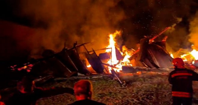 Bolu'da samanlığa yıldırım düştü: Samanlık ve traktör alev alev yandı...