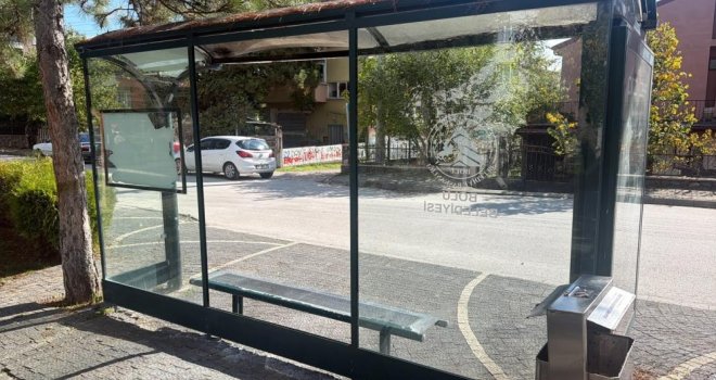 Bolu'da şehir magandaları otobüs durağının camını kırdı......