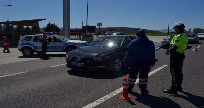 Bolu’da şehrin giriş ve çıkışlarında denetimler sürüyor