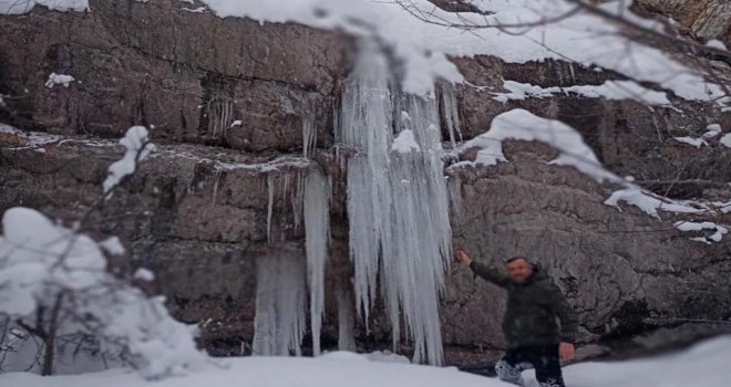 Bolu’da, şelaleler buz tuttu...